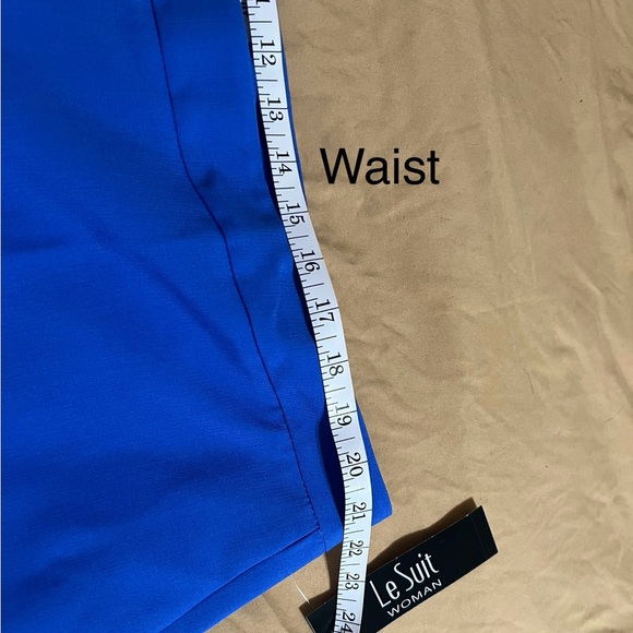 Le Suit, New, Two-Piece Pantsuit - Picture 3 of 14